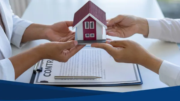 Foto de la negociación de una persona con créditos para comprar casa